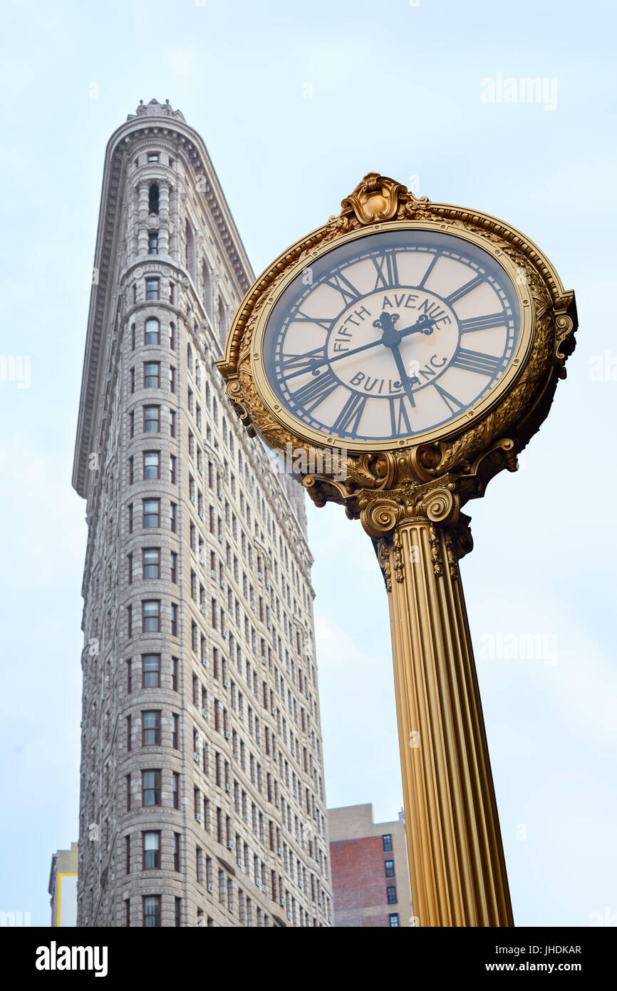 NEW YORK - 10 septembre : 5e Avenue et Flatiron building golden clock le 10 septembre 2016 à New York. Achevé en 1902 a été l'un des grands Banque D'Images