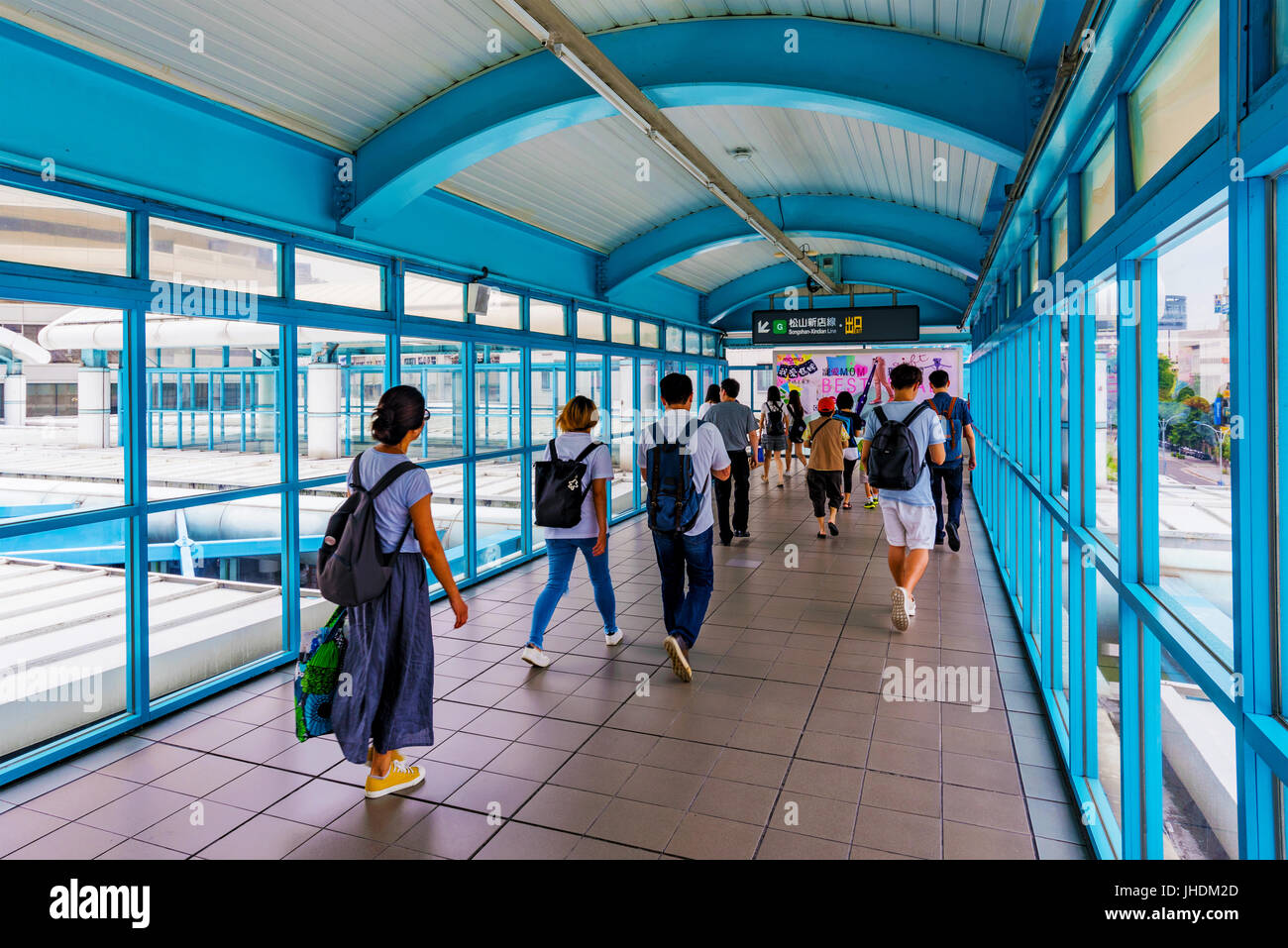 TAIPEI, TAÏWAN - JUIN 09 : c'est un viaduc pont qui l'usage des passagers à transférer à l'autre ligne de la station de MRT Zhongxiao Fuxing un poste occupé Banque D'Images