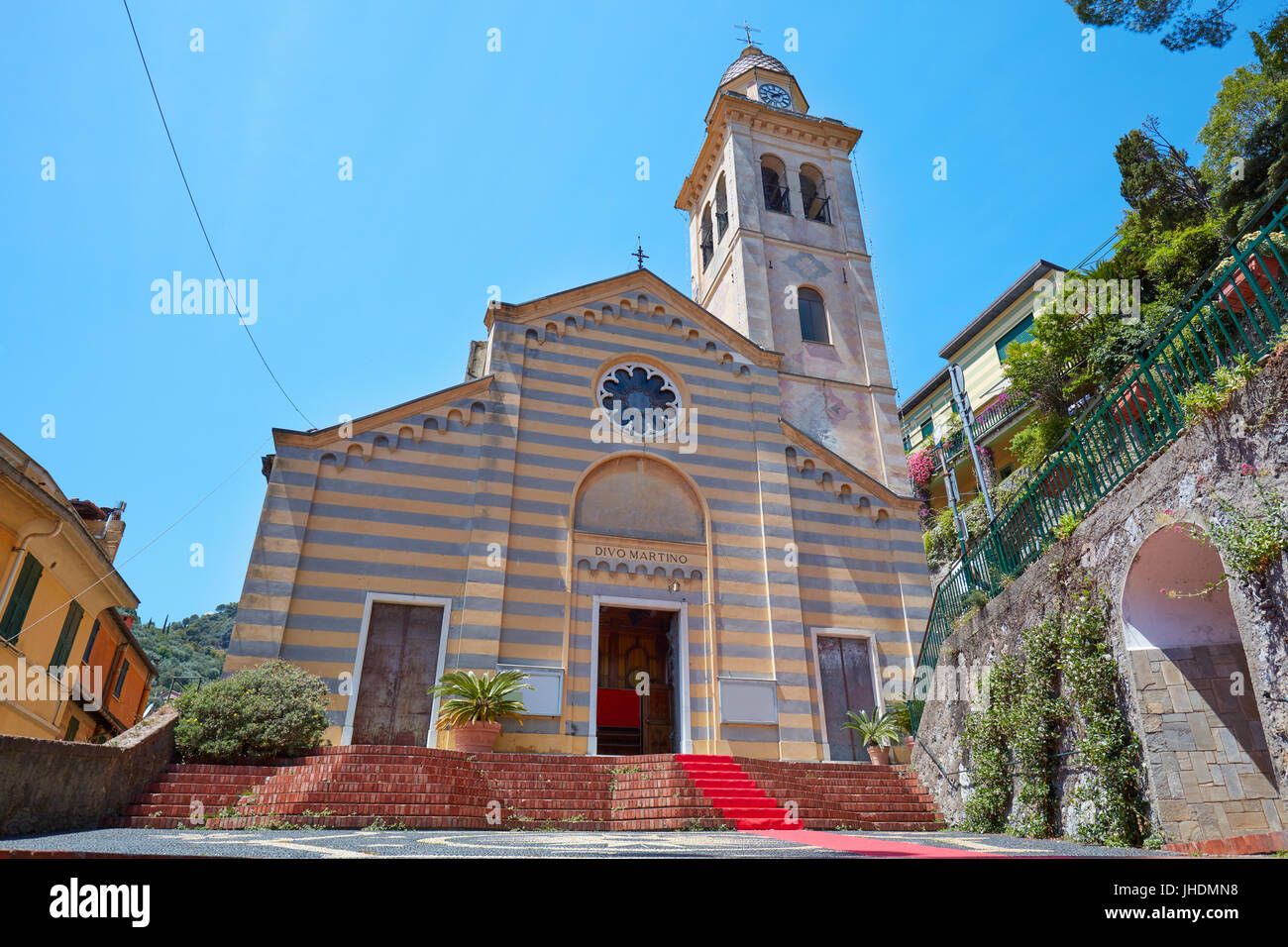 Portofino, Divo Martino église romane dans une journée ensoleillée en Italie Banque D'Images