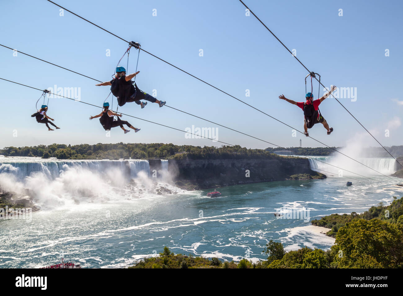 Méconnaissable personnes prenant en tyrolienne à Niagara Falls on septembre 4, 2016, l'Ontario. Nouvelle corde à Niagara Parks a ouvert ses portes à l'été 2016 Banque D'Images