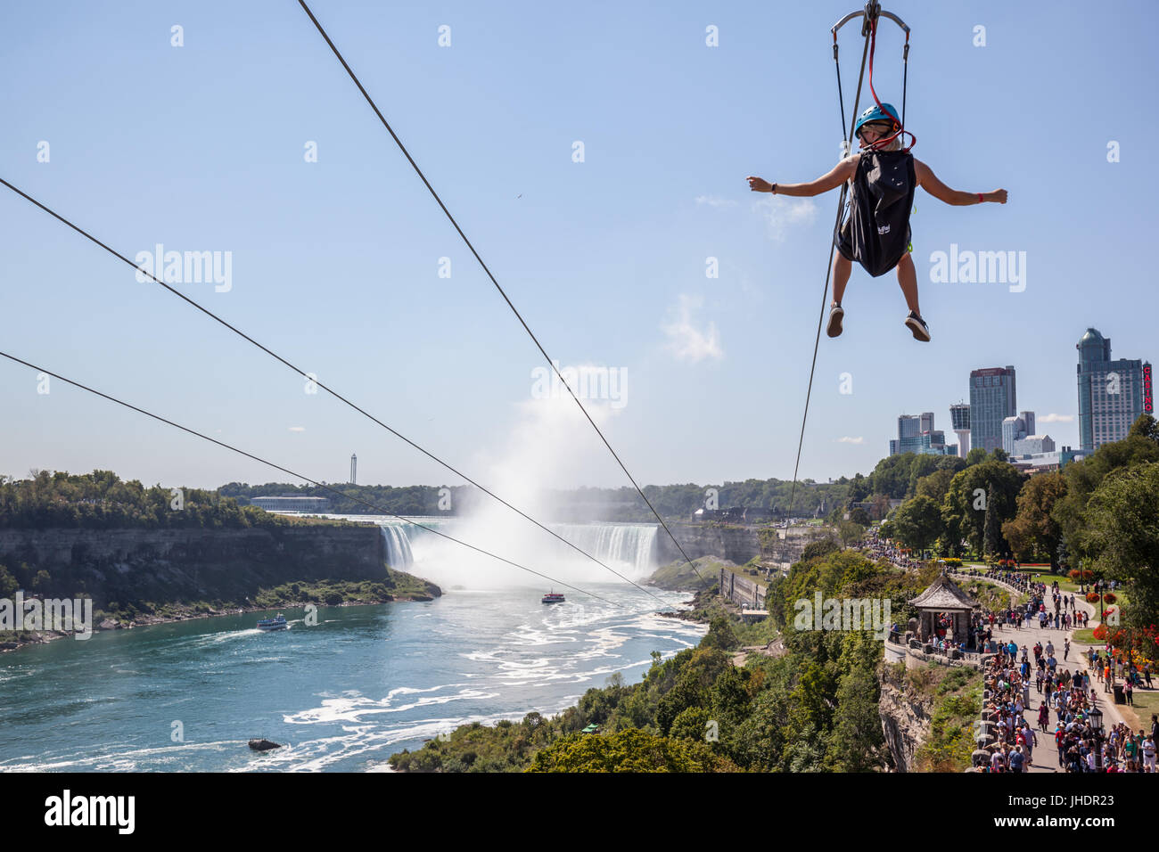 Méconnaissable personnes prenant en tyrolienne à Niagara Falls on septembre 4, 2016, l'Ontario. Nouvelle corde à Niagara Parks a ouvert ses portes à l'été 2016 Banque D'Images