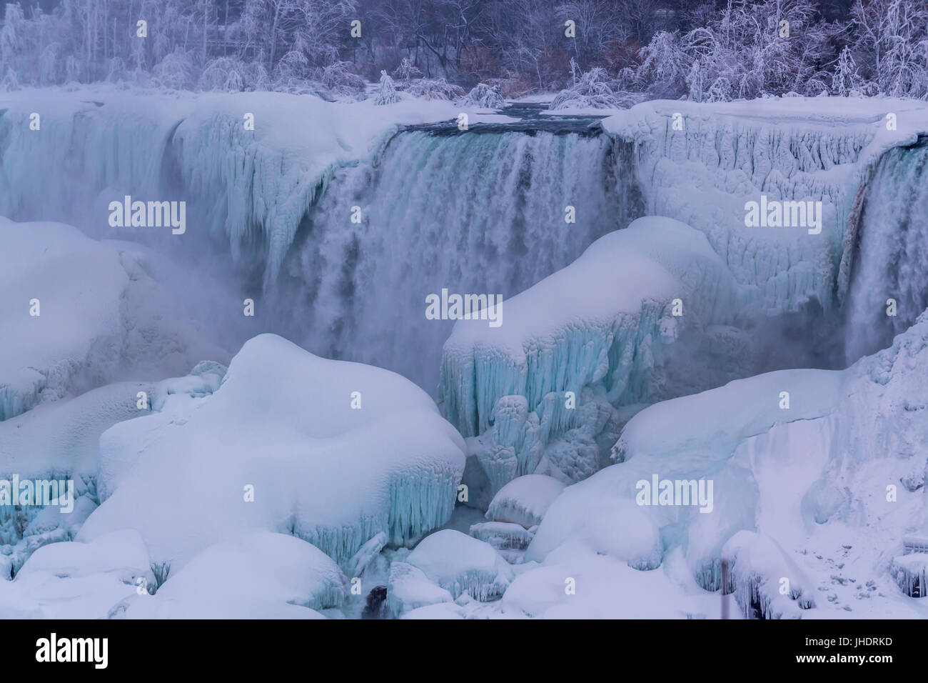 Niagara Falls en hiver, les chutes américaines couvertes par la glace et la neige. Banque D'Images