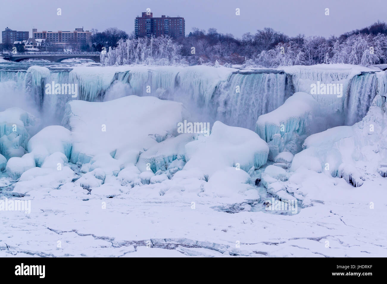 Niagara Falls en hiver, les chutes américaines couvertes par la glace et la neige. Banque D'Images