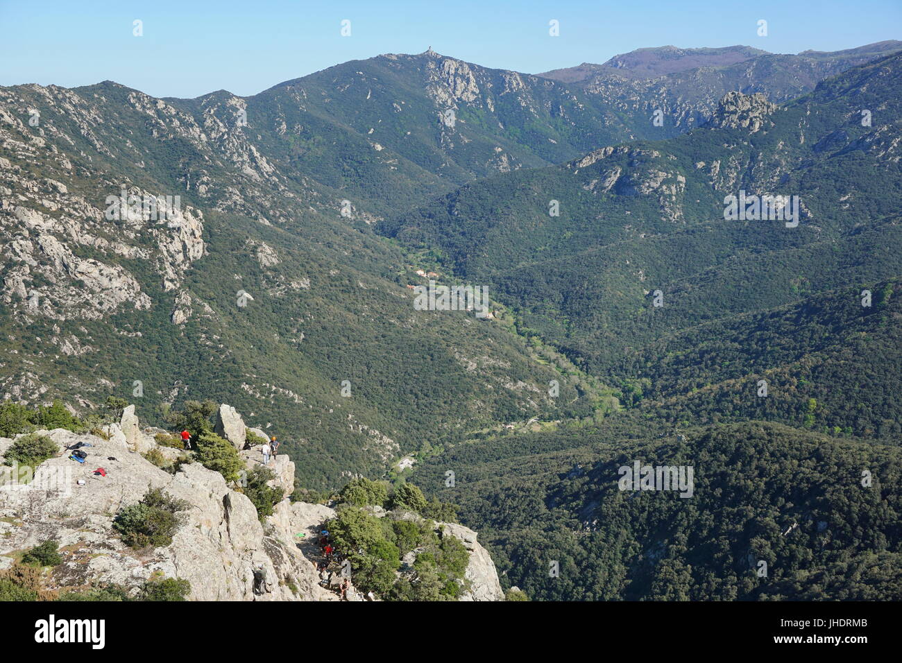 Pyrenees Orientales paysage aérien, la vallée de Lavail et les montagnes du massif des Albères, Sorède, Roussillon, sud de la France Banque D'Images