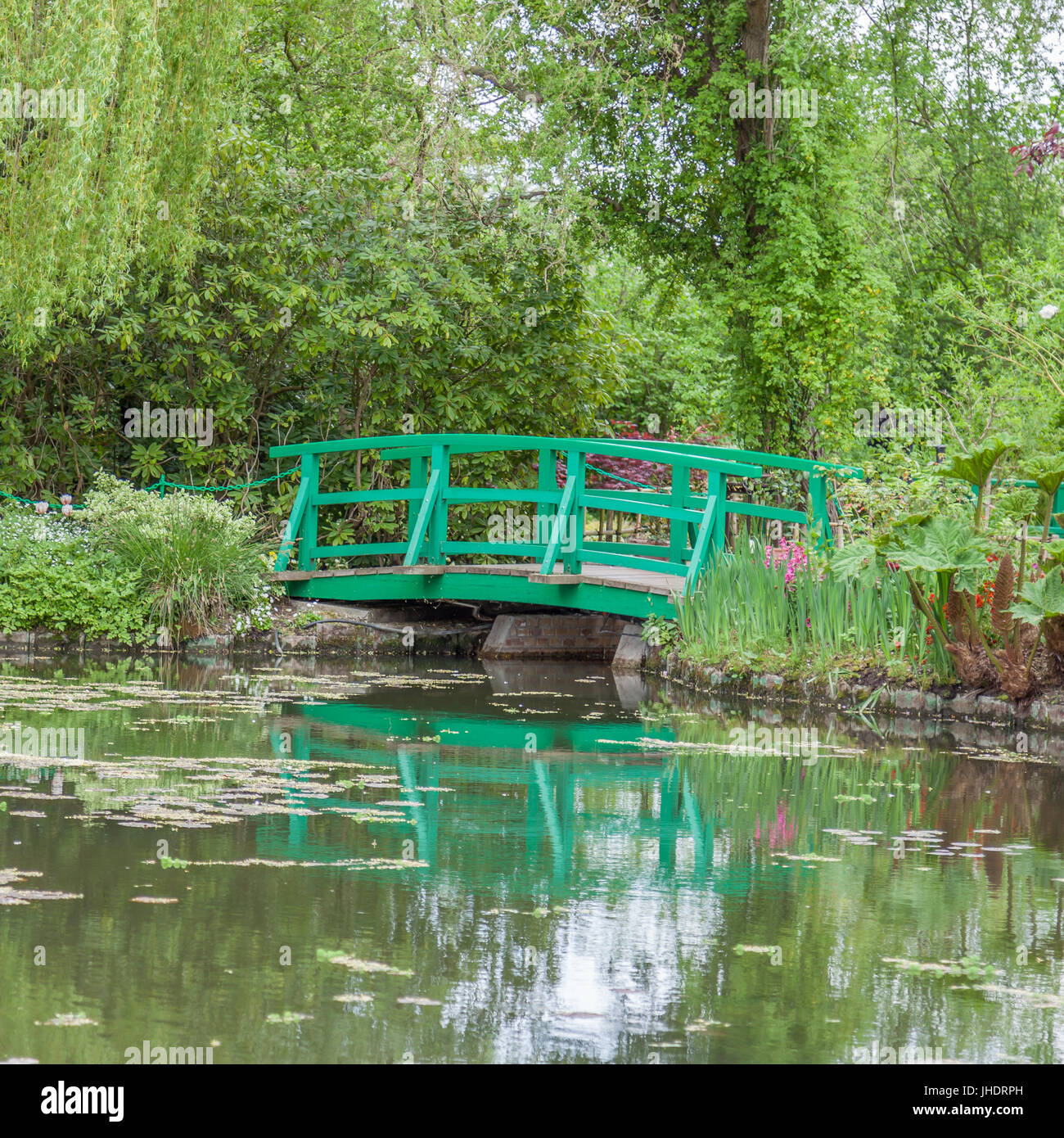 Bridge dans les jardins de Claude Monet à Giverny, village situé à 80 km (50 mi) de Paris,France Banque D'Images