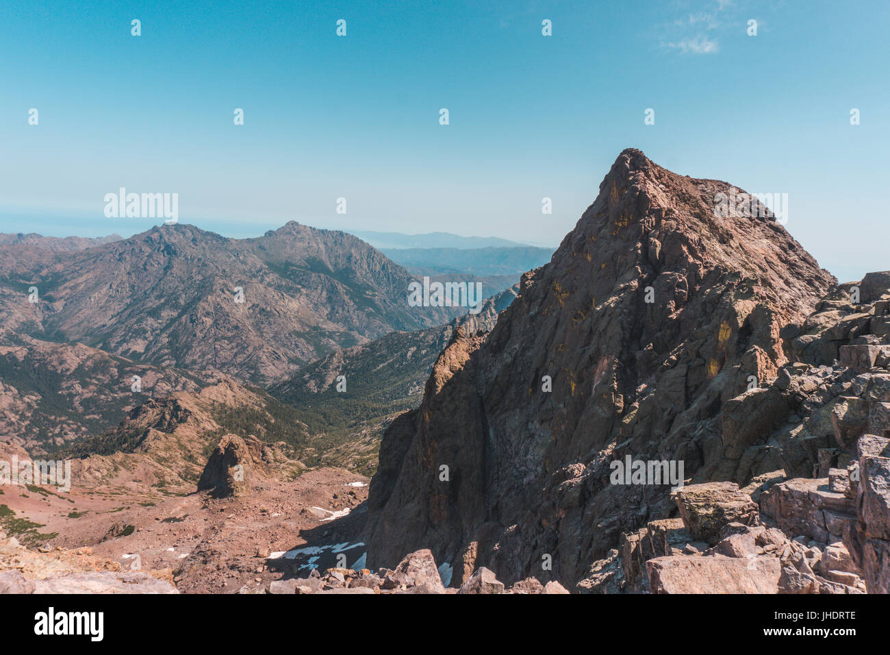 Paysage montagneux prises à partir de la GR20 Sentier de montagne en Corse, France alors que sur une balade / randonnée/ trekking vacances. Banque D'Images