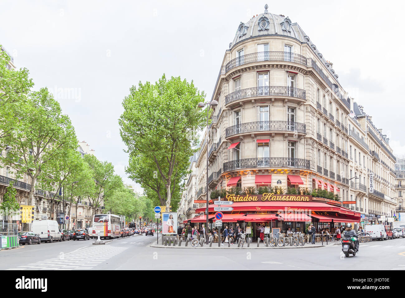 Les gens boire et manger au restaurant situé au coin de la rue à Paris, France. Banque D'Images