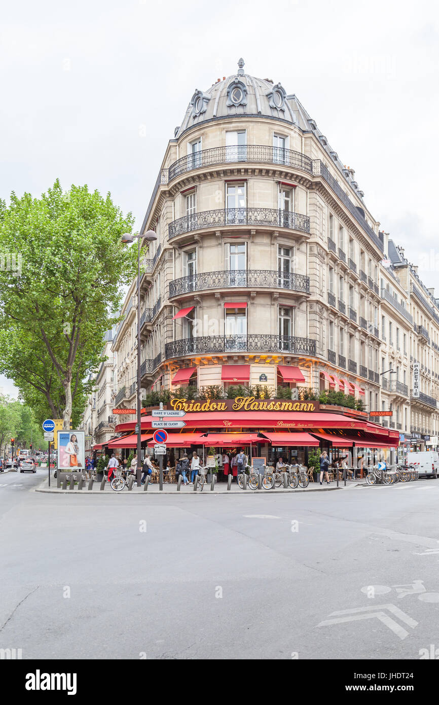 Les gens boire et manger au restaurant situé au coin de la rue à Paris, France. Banque D'Images