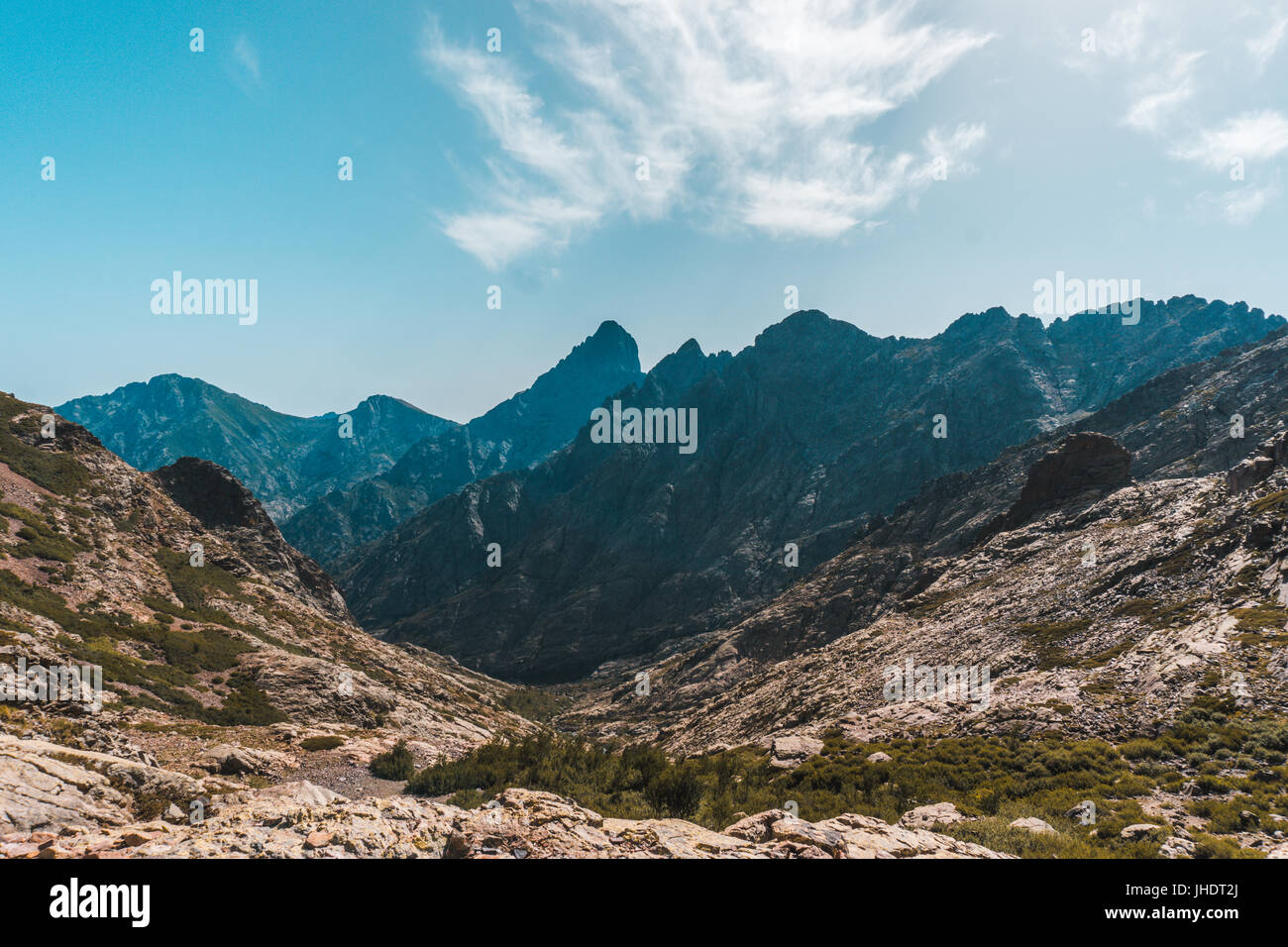 Paysage montagneux prises à partir de la GR20 Sentier de montagne en Corse, France alors que sur une balade / randonnée/ trekking vacances. Banque D'Images