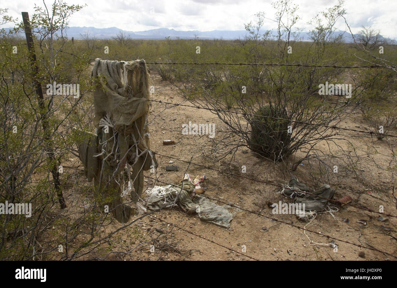 Sac à dos de fortune jetés, couramment utilisé par les trafiquants de marijuana entrant aux États-Unis du Mexique, de l'accrocher sur une clôture près de Santa Rita Road, désert de Sonora, - Sahuarita, Arizona, USA. Banque D'Images