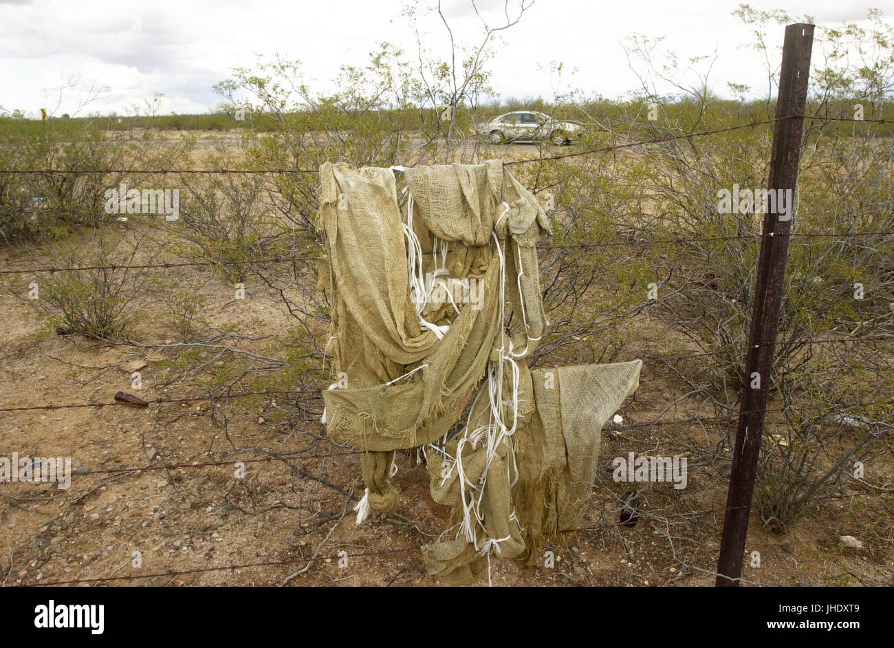 Sac à dos de fortune jetés, couramment utilisé par les trafiquants de marijuana entrant aux États-Unis du Mexique, de l'accrocher sur une clôture près de Santa Rita Road, désert de Sonora, - Sahuarita, Arizona, USA. Banque D'Images