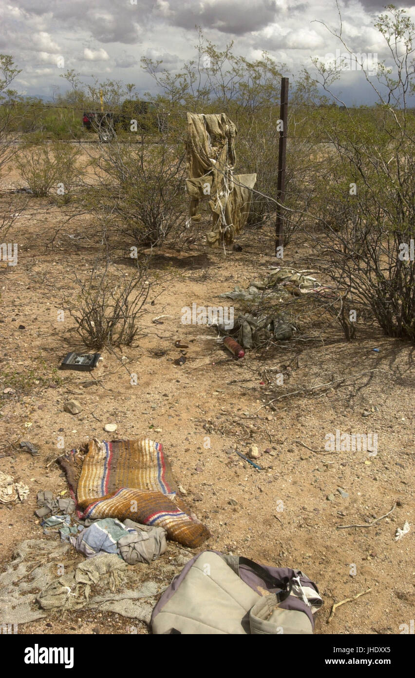 Sac à dos de fortune jetés, couramment utilisé par les trafiquants de marijuana entrant aux États-Unis du Mexique, de l'accrocher sur une clôture près de Santa Rita Road, désert de Sonora, - Sahuarita, Arizona, USA. Banque D'Images