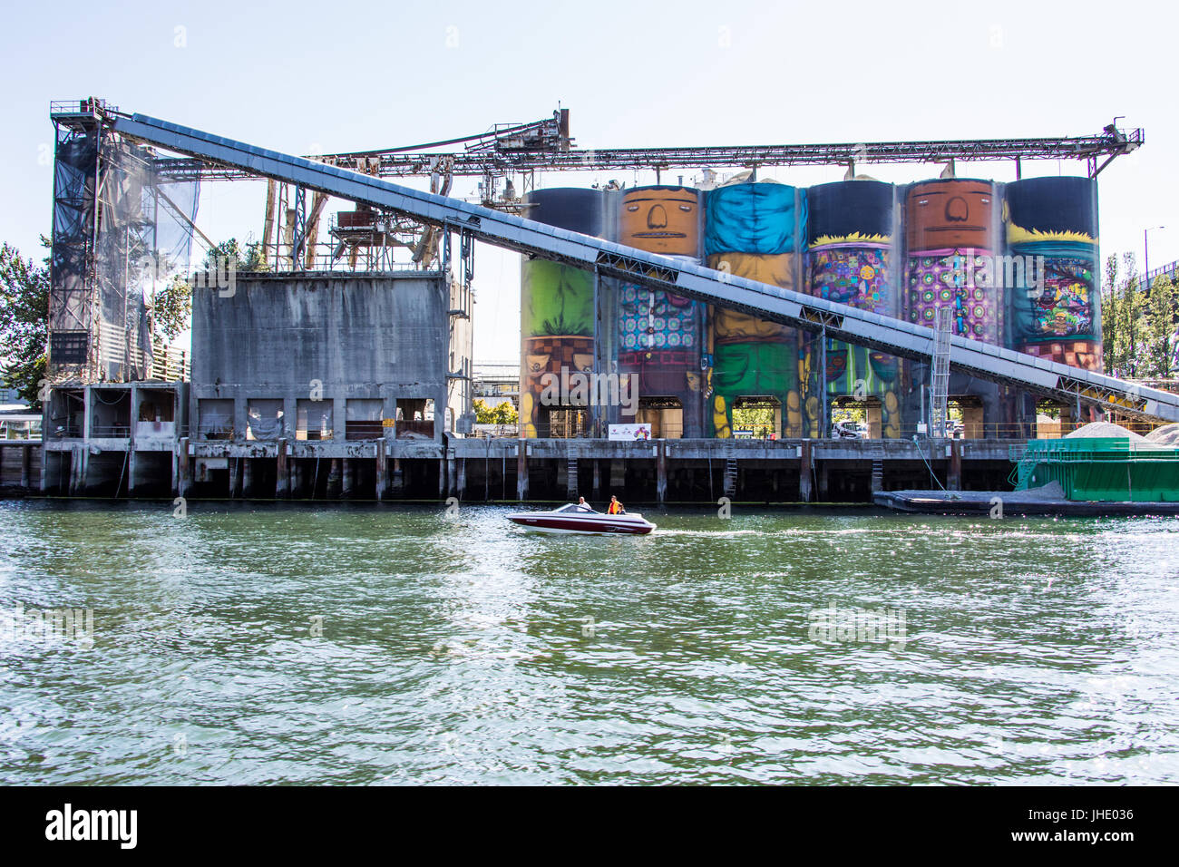 Géants', 'art public faits à partir de silos par Os Gemeos, Granville Island, Vancouver, British Columbia, Canada Banque D'Images