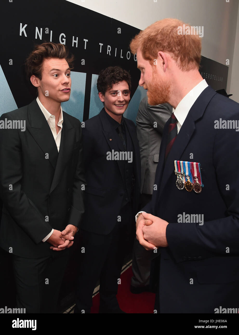 Le prince Harry rencontre Harry Styles comme il assiste à la première mondiale de Christopher Nolan, film épique de Seconde Guerre mondiale, Dunkerque à l'Odeon Leicester Square à Londres. Banque D'Images