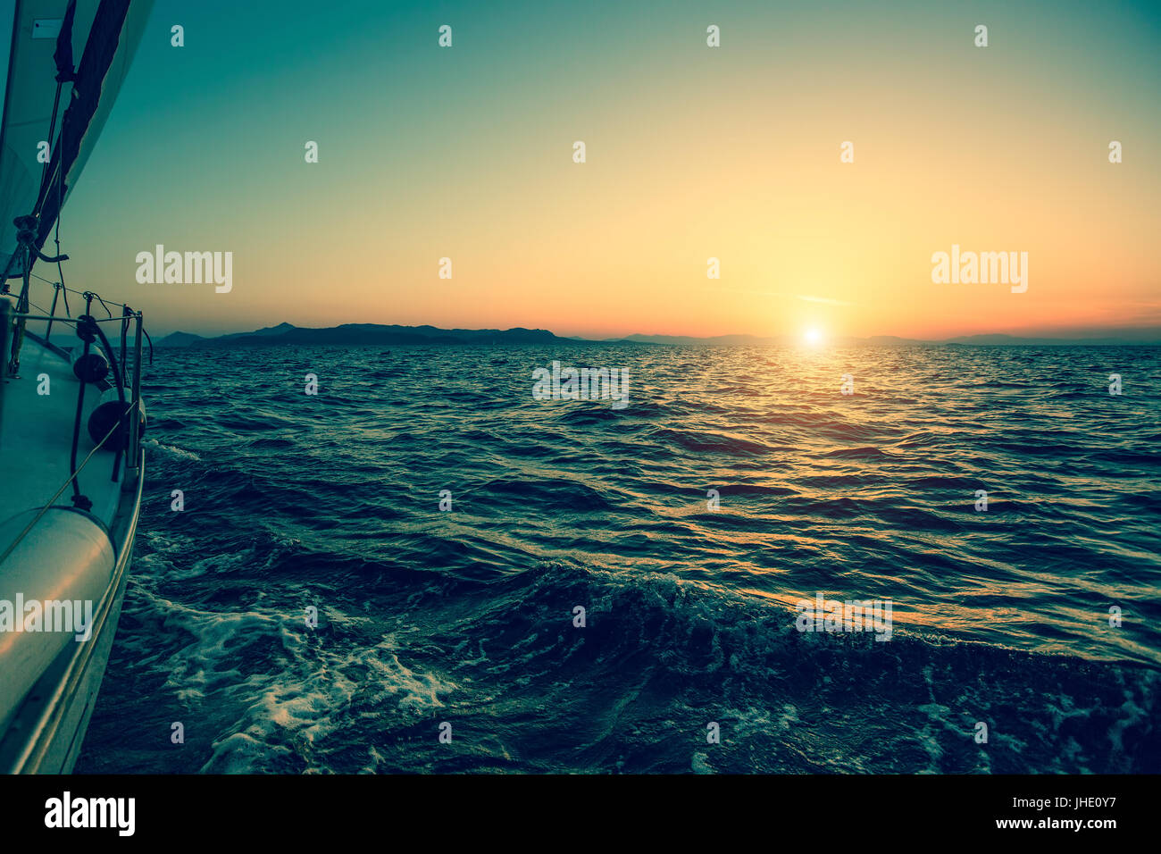 Voilier bateau yacht bateau dans la mer pendant incroyable coucher du soleil. Banque D'Images