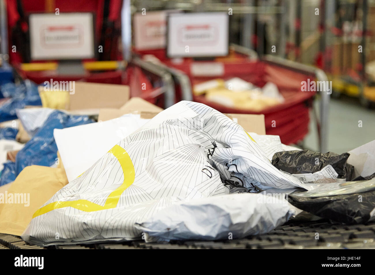 Des sacs postaux de diffusion sur la courroie du convoyeur à royal mail delivery office Banque D'Images