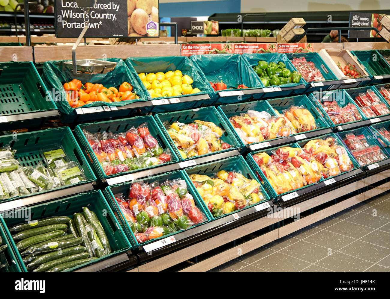 Légumes frais allée dans un supermarché Tesco UK Banque D'Images