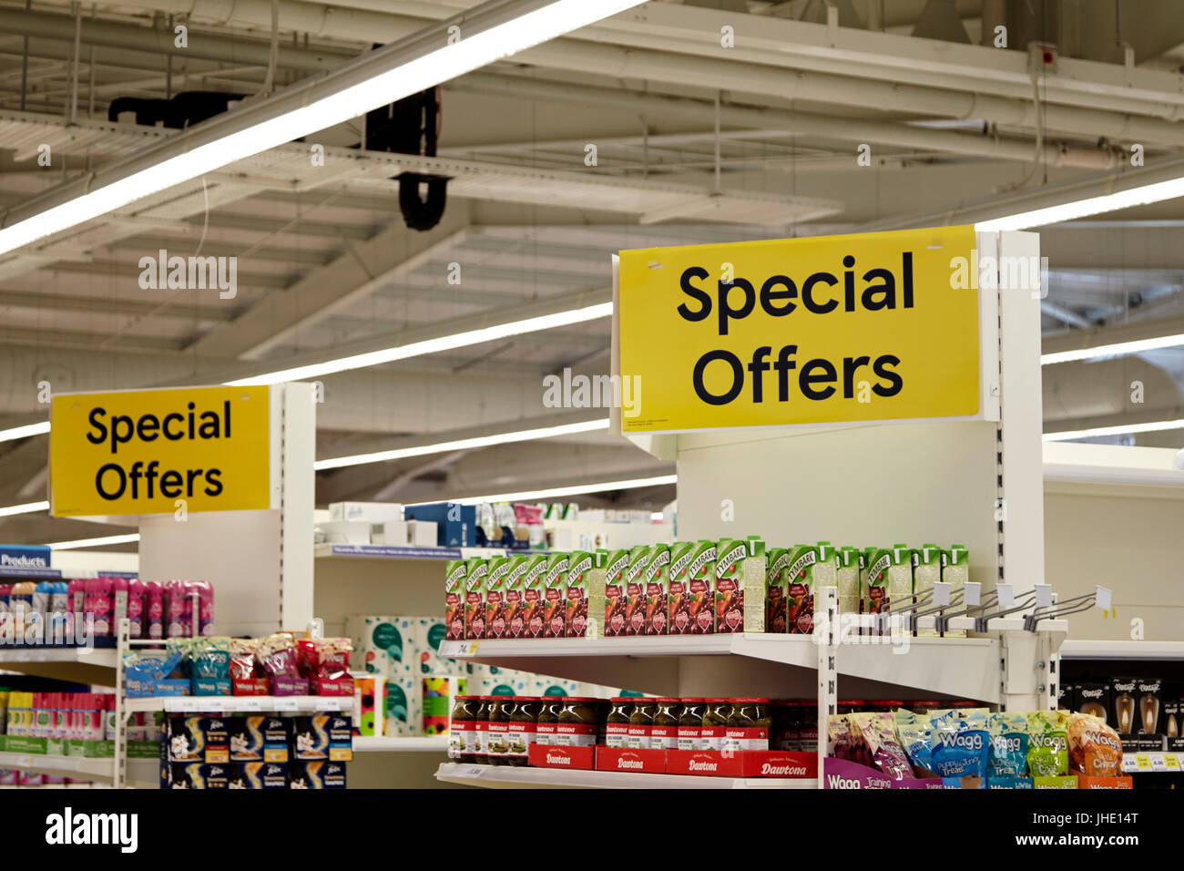 Fin de l'allée des offres spéciales dans un supermarché Tesco UK Banque D'Images