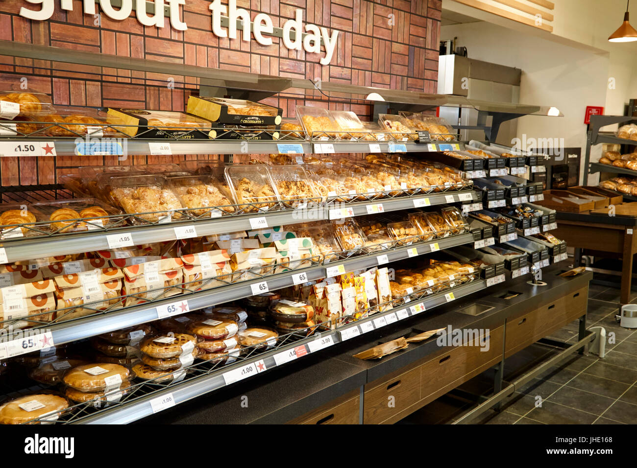 allée de produits fraîchement cuits dans un supermarché tesco du royaume-uni dans une boulangerie de pain de magasin Banque D'Images