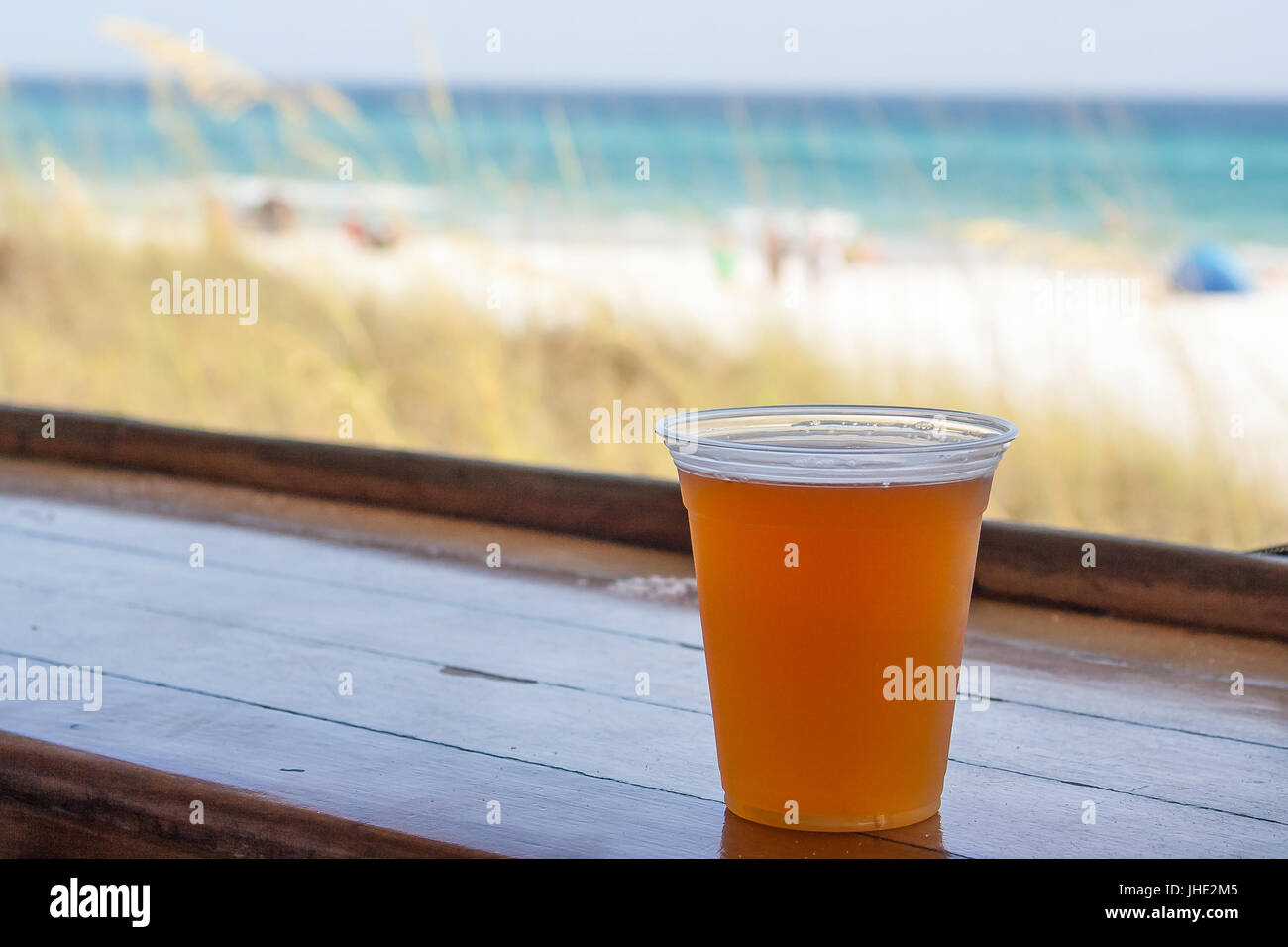 Une bière froide est assis sur le bar avec une vue sur la plage Banque D'Images