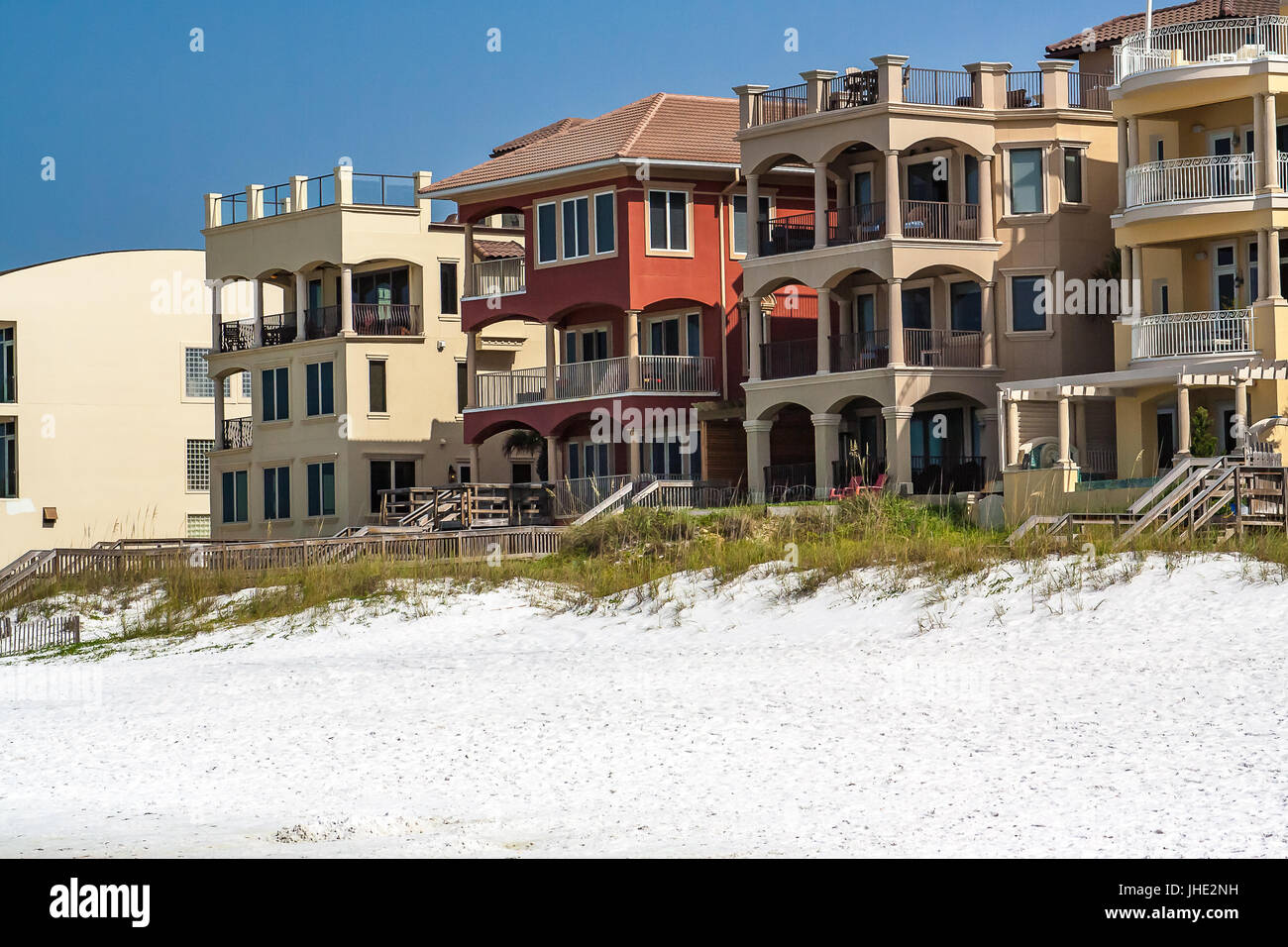 Une rangée de maisons le long de la plage à Destin, en Floride Banque D'Images
