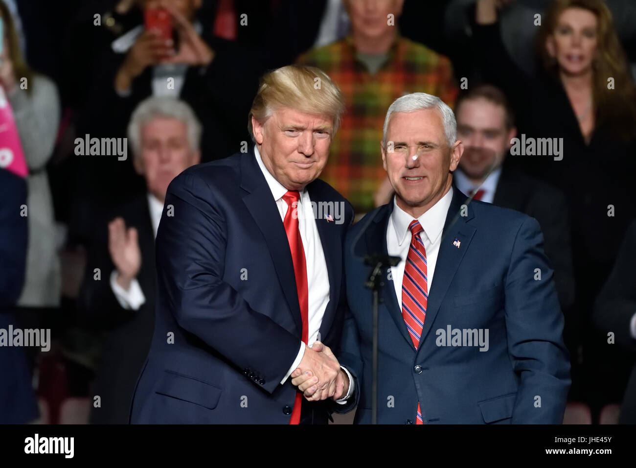 Le président Donald Trump et le Vice-président Mike Pence se serrer la main sur scène lors d'une manifestation tenue Merci à l'immense centre. Banque D'Images