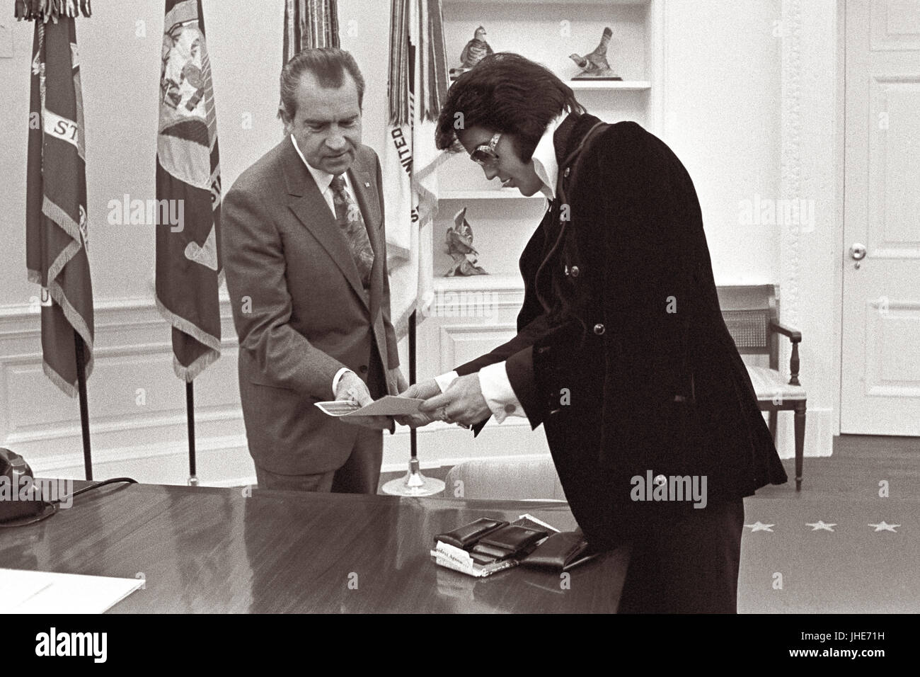 Le président Nixon rencontre avec artiste Elvis Presley dans le bureau ovale de la Maison Blanche le 21 décembre 1970. (Photo par Oliver F. Atkins) Banque D'Images