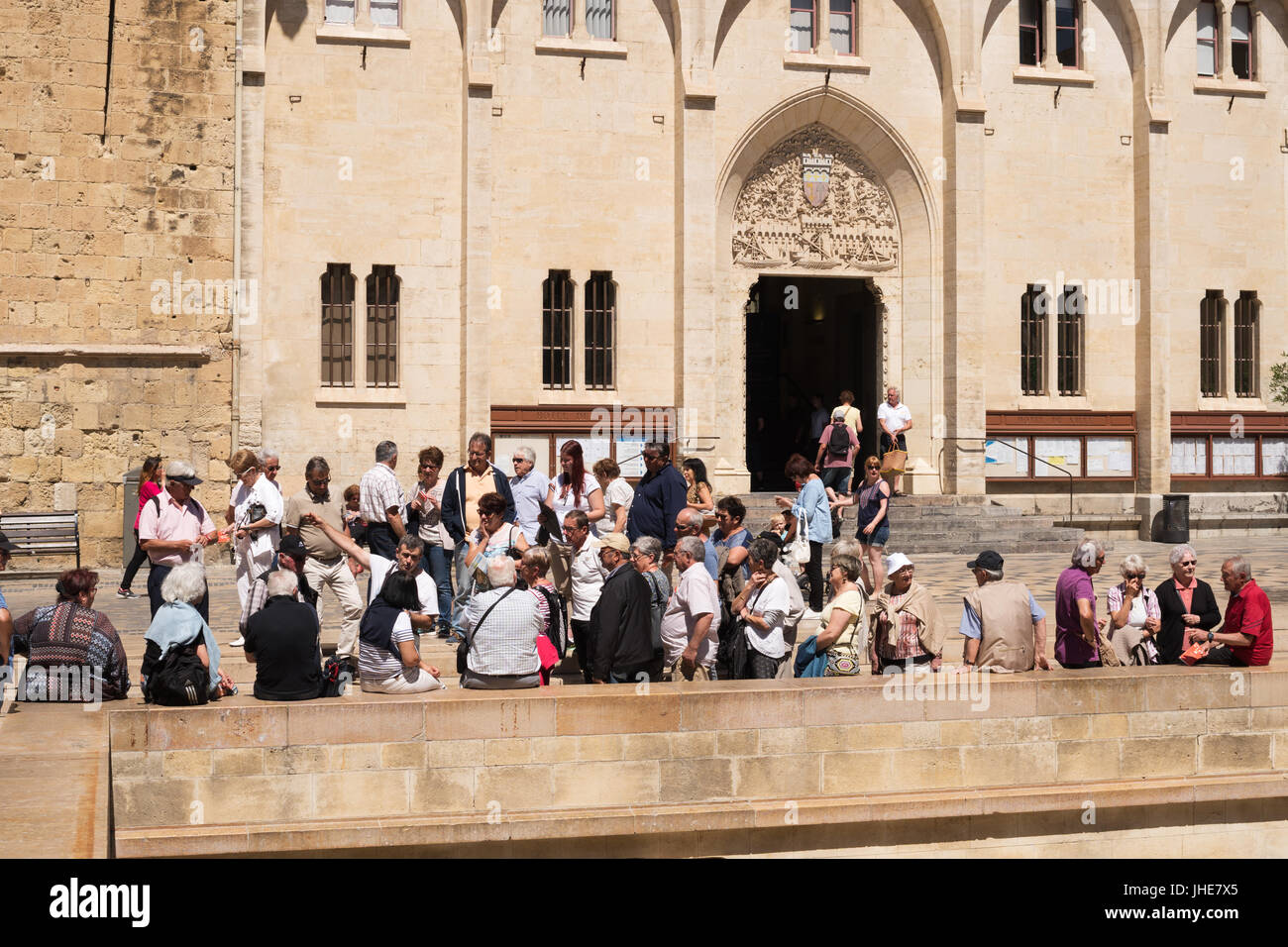 Groupe de touristes avec le guide à l'extérieur du palais de l'archevêque, Narbonne, Occitanie, France Banque D'Images