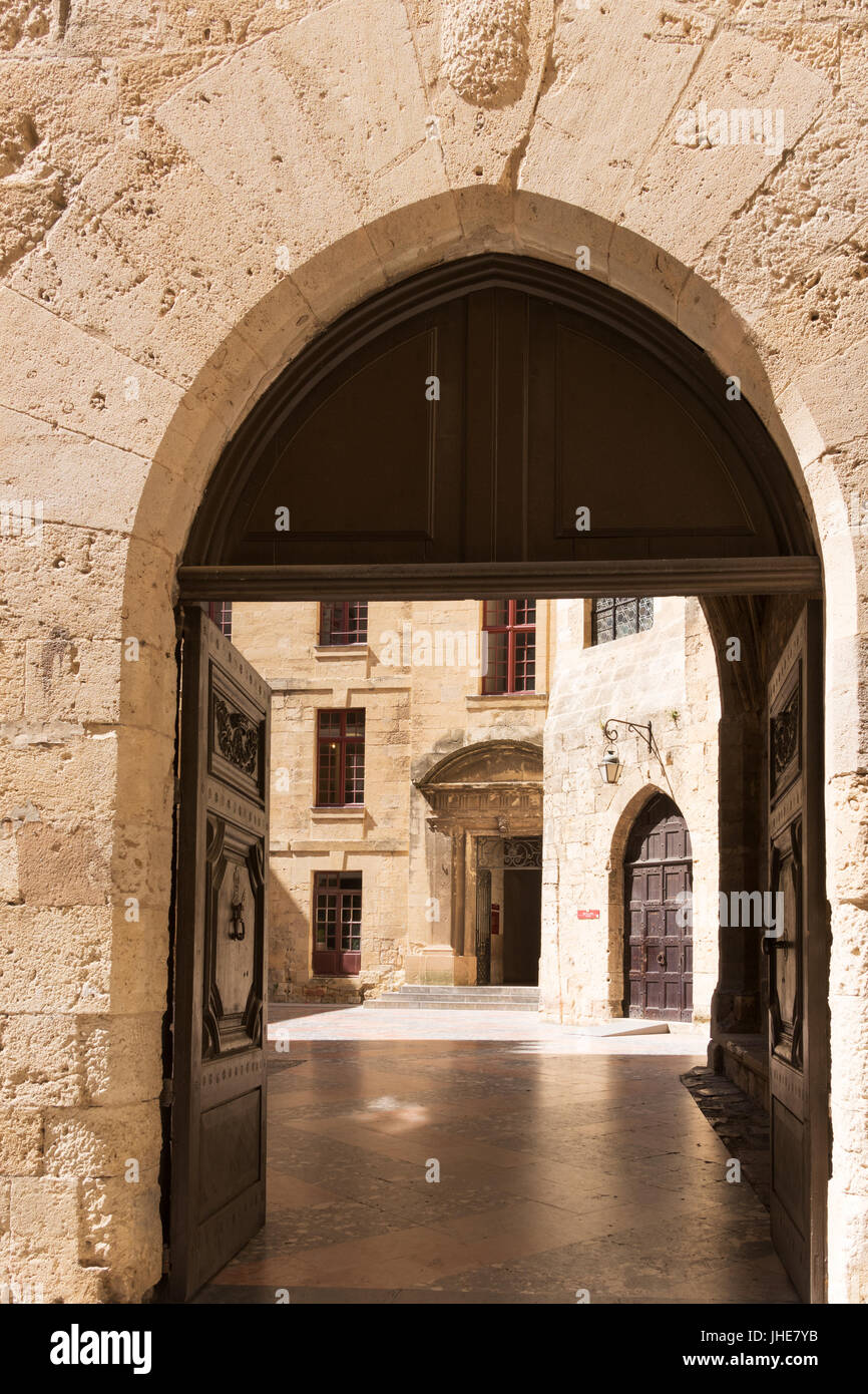 Voir encadré dans la cour de l'Archevêché, Narbonne, Occitanie, France Banque D'Images