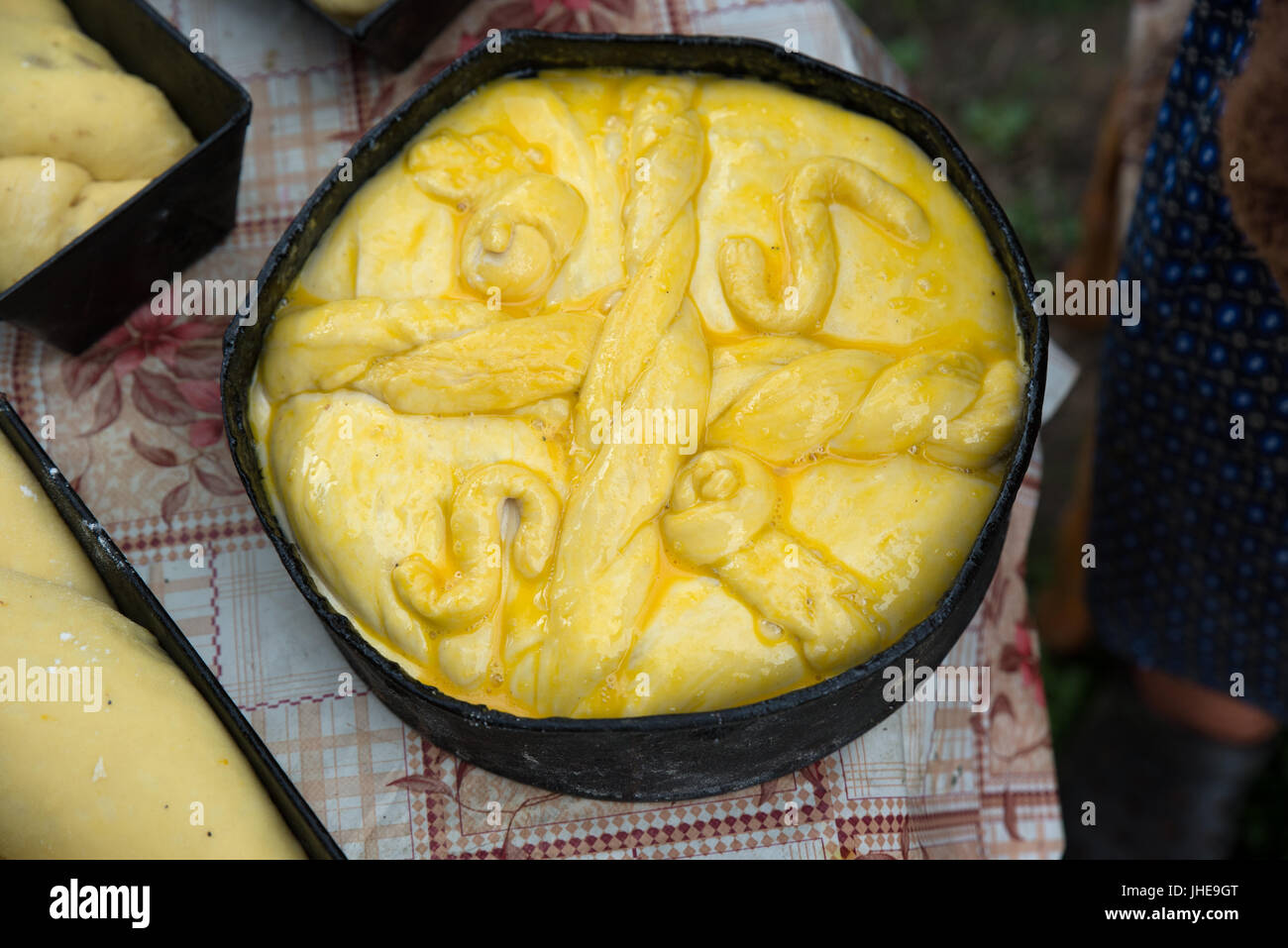 La Preparation De Gateau De Paques Traditionnel Avec Croix De Conception Breb Maramures Roumanie Photo Stock Alamy La Preparation De Gateau De Paques Traditionnel Avec Croix De Conception Breb Maramures Roumanie Photo Stock Alamy