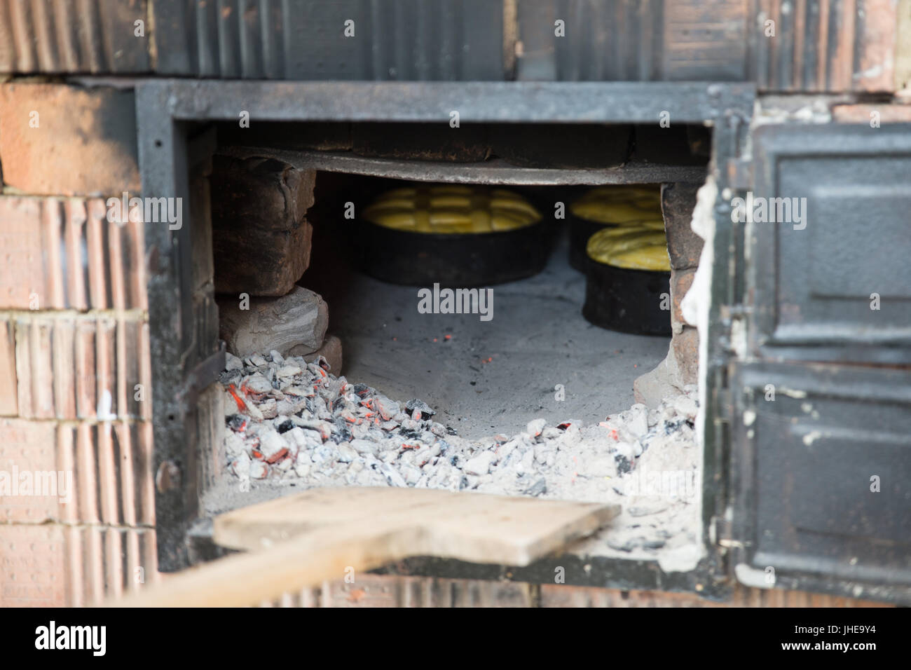 Pain traditionnel de Pâques et la cuisson des gâteaux dans un four en plein air, breb, Maramures, Roumanie Banque D'Images