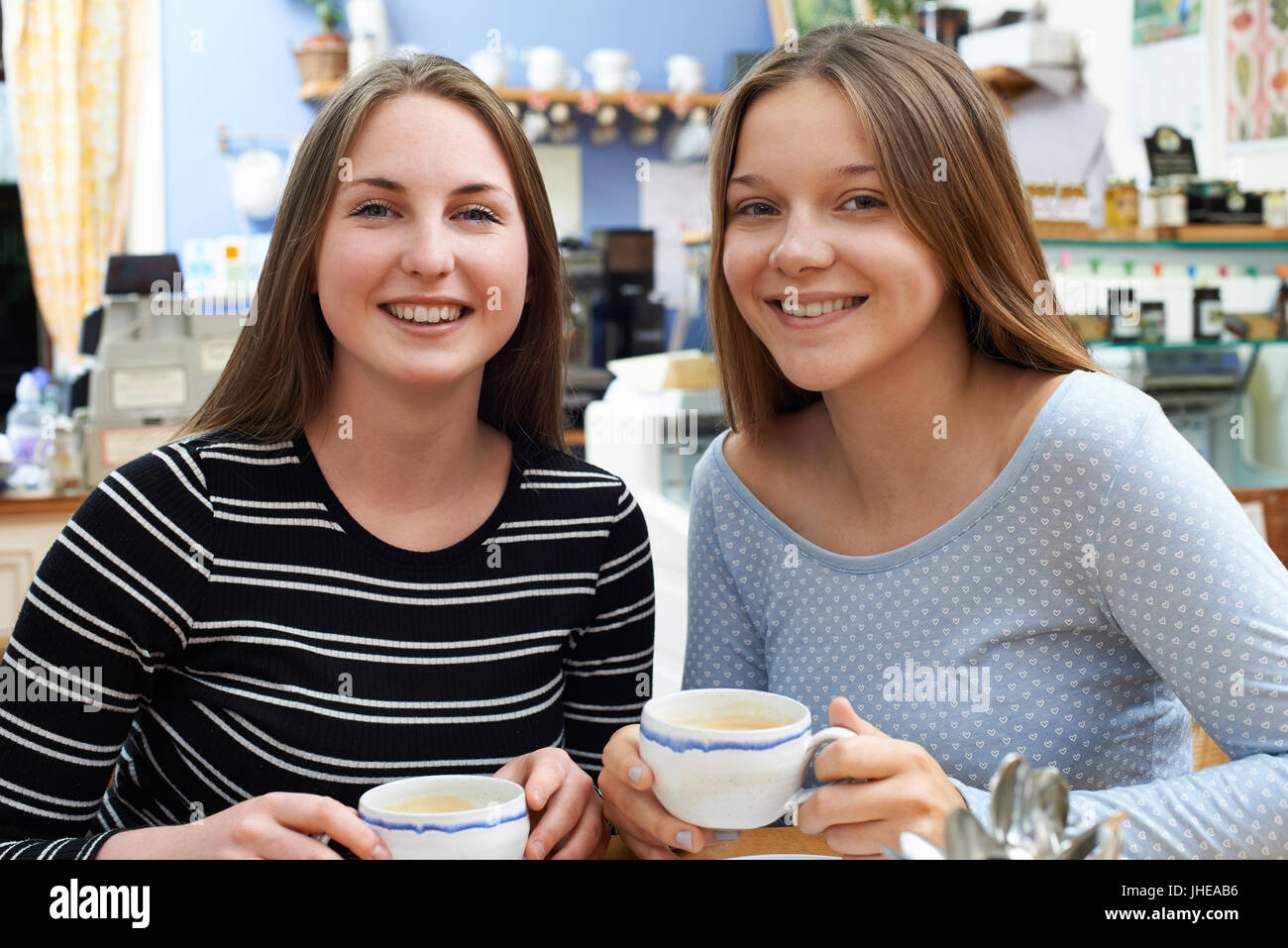 Portrait de deux femmes amis adolescents Réunion à Cafe Banque D'Images