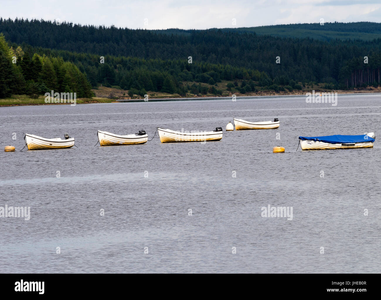 Petits bateaux à moteur amarré à Kielder Water pour voitures de tourisme Angleterre Northumberland Royaume-uni UK Banque D'Images