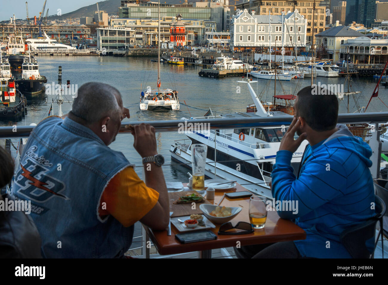 Restaurants dans le centre commercial de Victoria Wharf, Victoria & Albert Waterfront, Cape Town, Western Cape Province, Afrique du Sud Banque D'Images