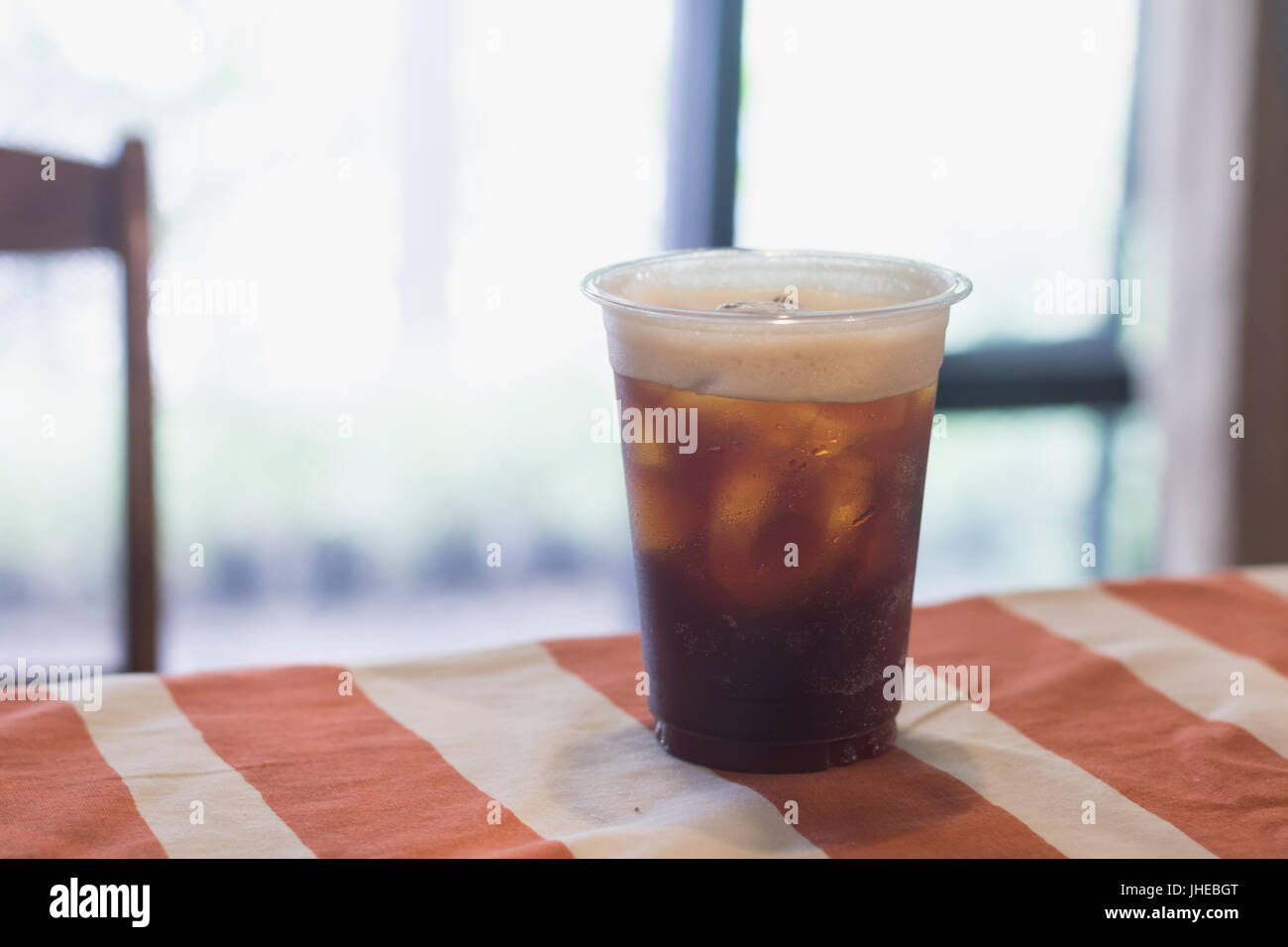 Nitro mousseux préparer de café froid prêt à boire dans la tasse à emporter. Banque D'Images