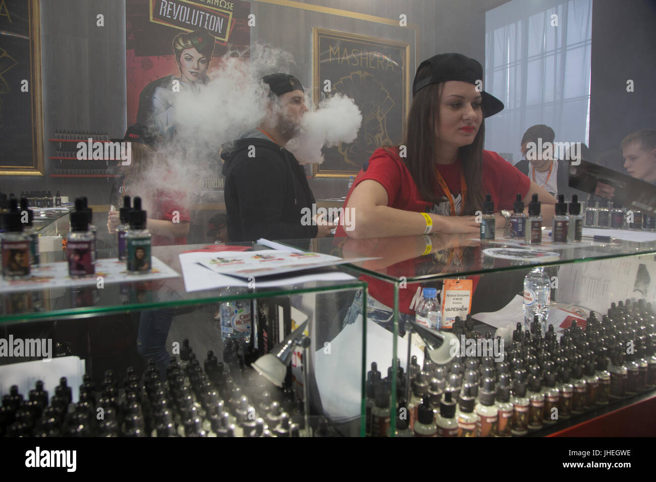 Les gens fument des cigarettes lectroniques  la vape shop dans la rgion  de Moscou, Russie Photo Stock - Alamy