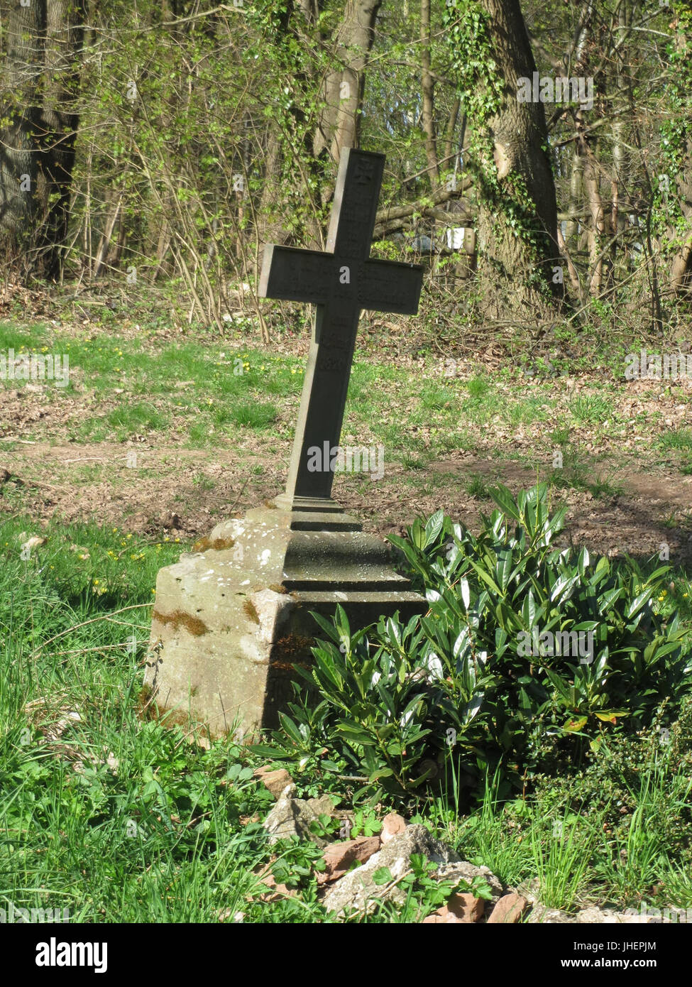 Cette image, prise le 14 avril 2015, présente Winterberg, une station balnéaire populaire dans la région allemande du Sauerland. Connue pour ses pistes de ski et ses vues panoramiques, Winterberg est une destination incontournable pour les activités de plein air et les sports d'hiver en Allemagne. Banque D'Images