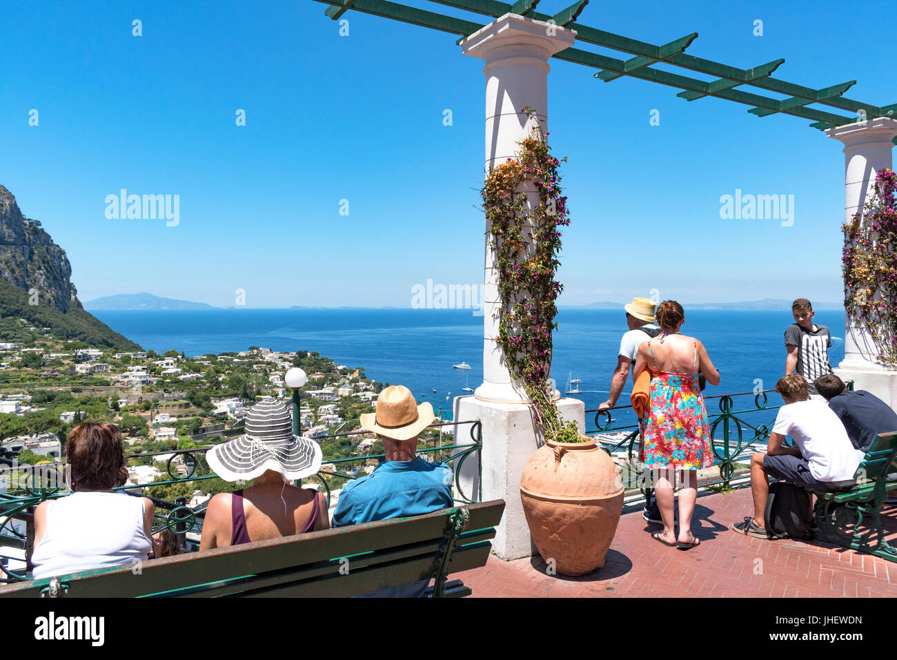 Les visiteurs de l'île de Capri, dans le golfe d'nalpes italie, admirer la vue de dessus marina grande. Banque D'Images