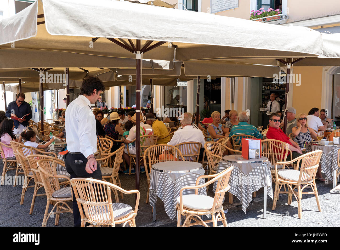 Les clients assis à l'extérieur d'un café sur la Piazza Umberto, Capri, Italie. Banque D'Images