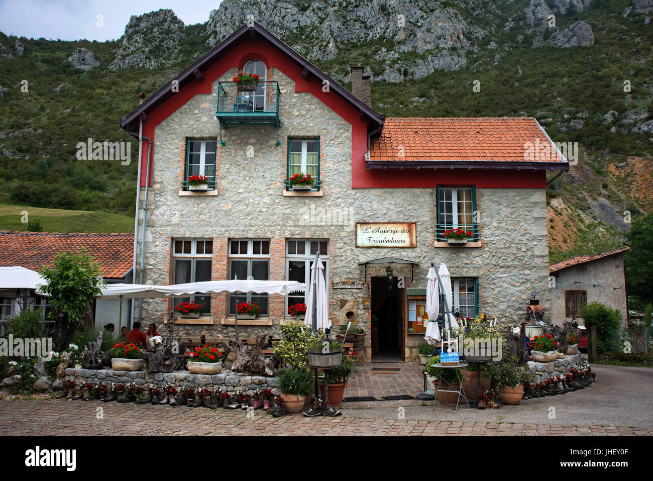 L'Auberge des troubadours restaurant dans village de Roquefixade, Ariège, Midi-Pyrénées, France Banque D'Images