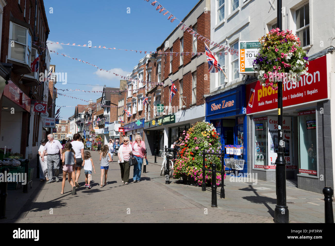 Vue le long de la rue Bridge, Evesham, Worcestershire, Angleterre, Royaume-Uni, Europe Banque D'Images