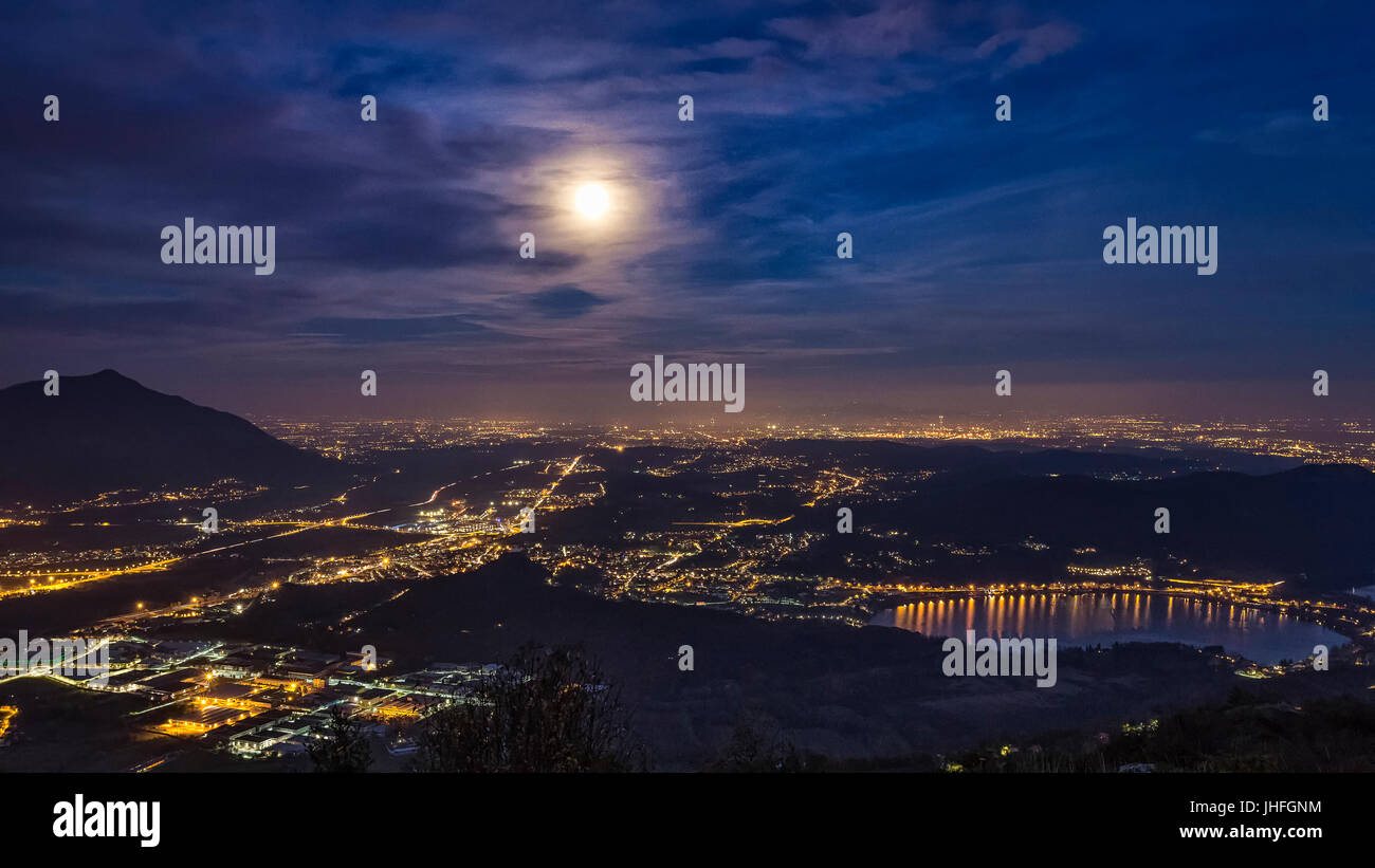 La Super Pleine Lune du 13 novembre 2016 sur la ville de Turin et de la vallée de l'Ass basse Banque D'Images