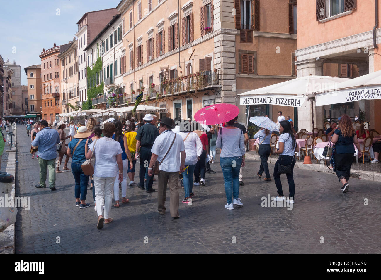 Rome, Italie - Les touristes à la Piazza Navona sur une journée ensoleillée en été 2017 Banque D'Images