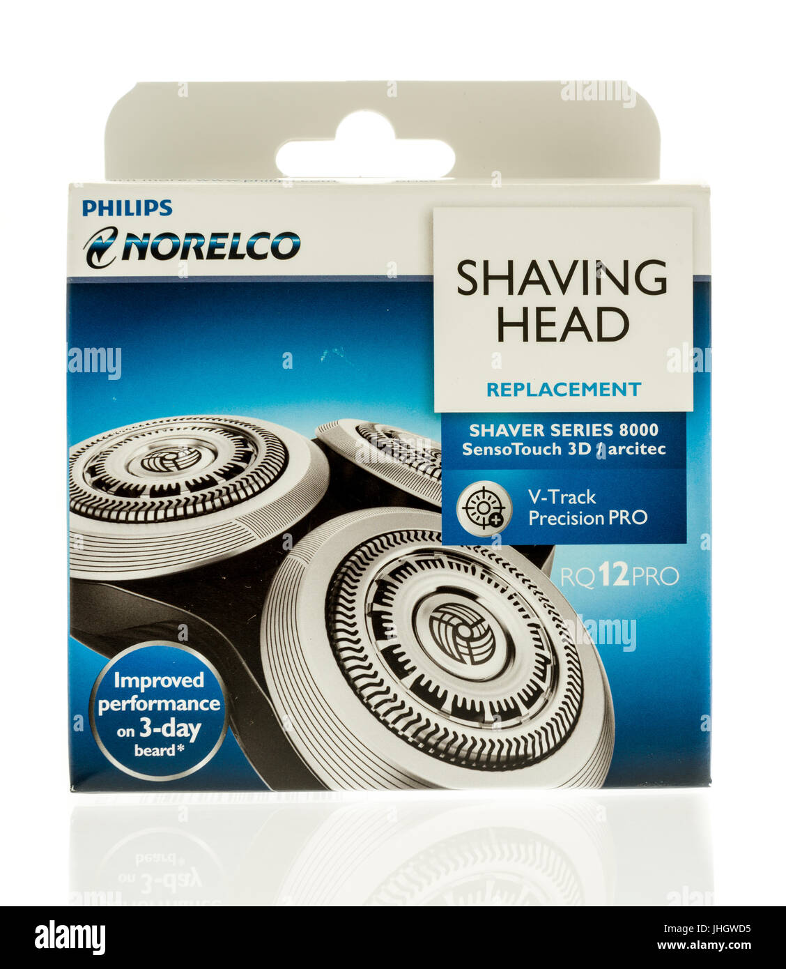 Winneconne, WI - 10 juillet 2017 : un paquet de Phiips Norelco pièce de tête de rasage sur une base isolée. Banque D'Images
