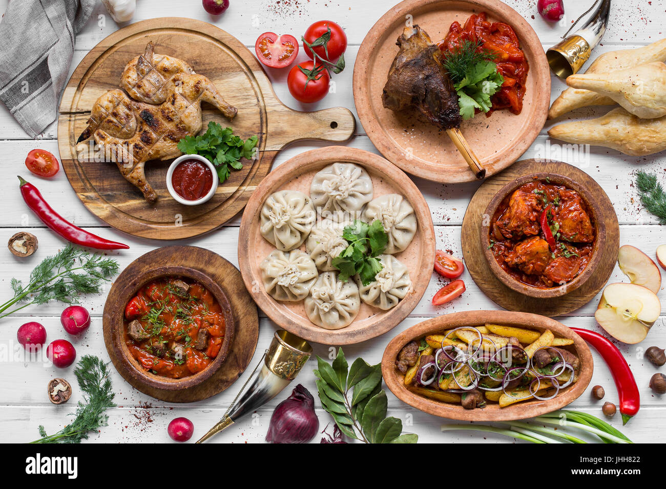 Beaucoup de nourriture sur la table en bois. Cuisine géorgienne. Vue d'en haut. Mise à plat . Des plats géorgiens et Khinkali Banque D'Images