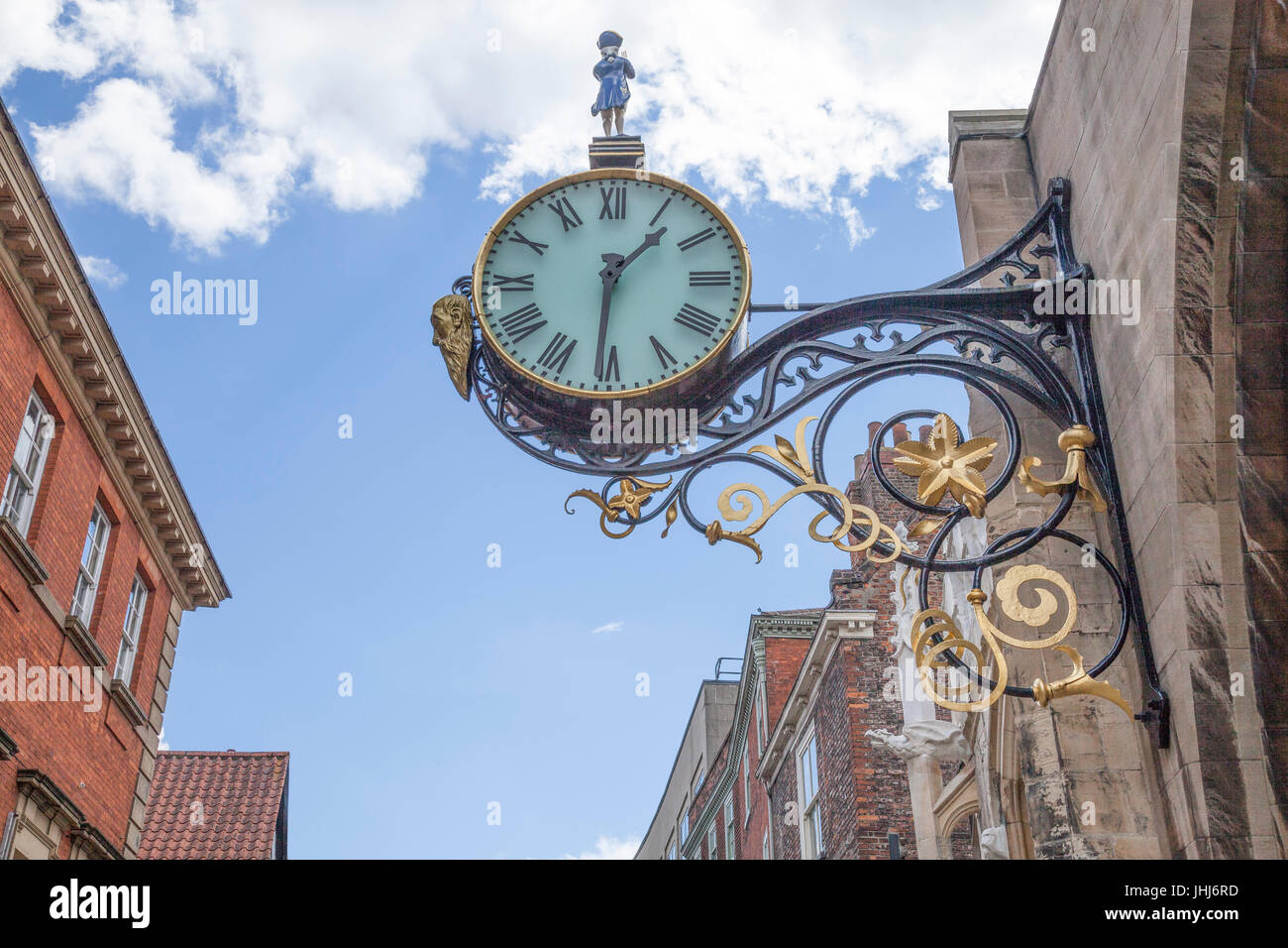 La grande horloge ouvragée attaché à St.Martin le Grand Église dans Coney Street,York,Angleterre,UK Banque D'Images