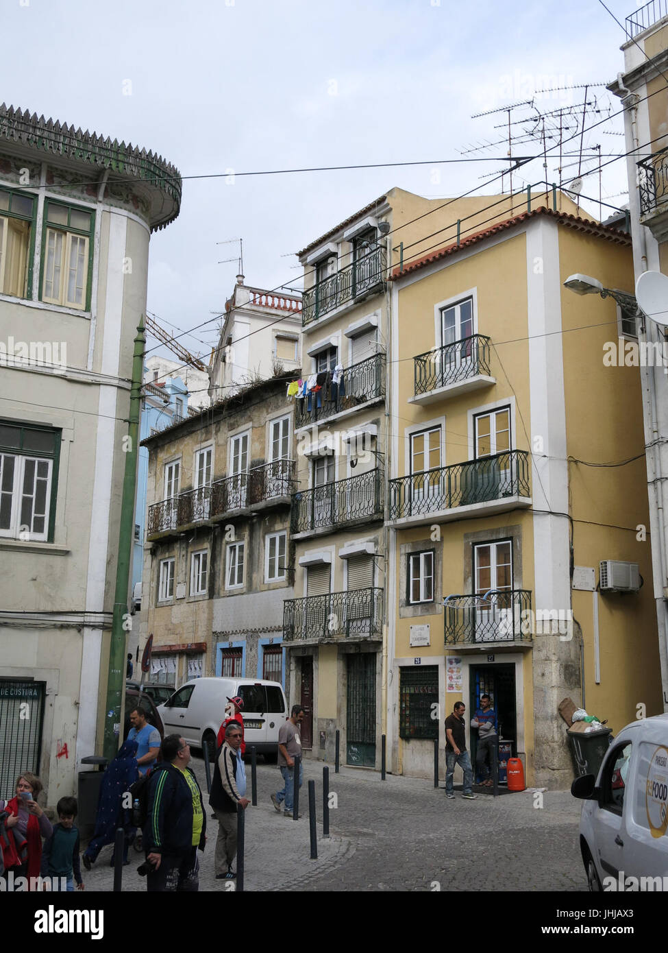 Une photographie prise à Lisbonne le 24 octobre 2016, capturant une scène de rue avec une architecture historique et une atmosphère animée. Banque D'Images