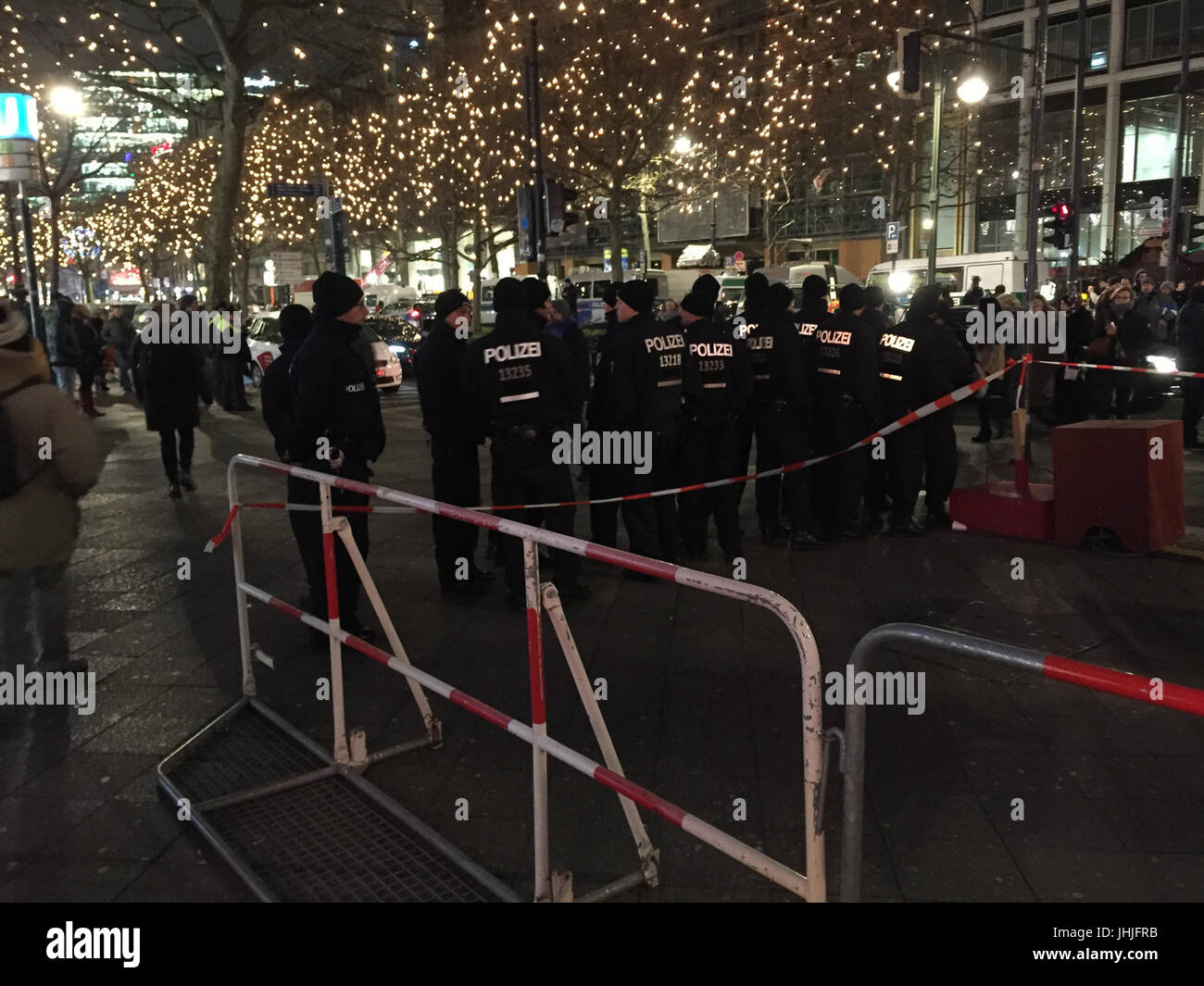 Marché de Noël de Berlin 2016 - attaque du chariot après attaquer le 20-12-2016 04 - polizei Banque D'Images Marché de Noël de Berlin 2016 - attaque du chariot après attaquer le 20-12-2016 04 - polizei Banque D'Images