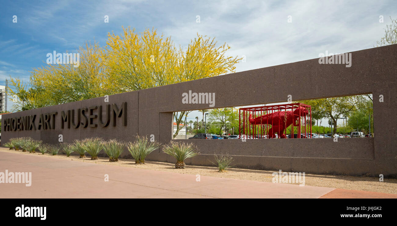 Phoenix, Arizona - rouge un dinosaure dans une cage rouge au Phoenix Art Museum. Banque D'Images