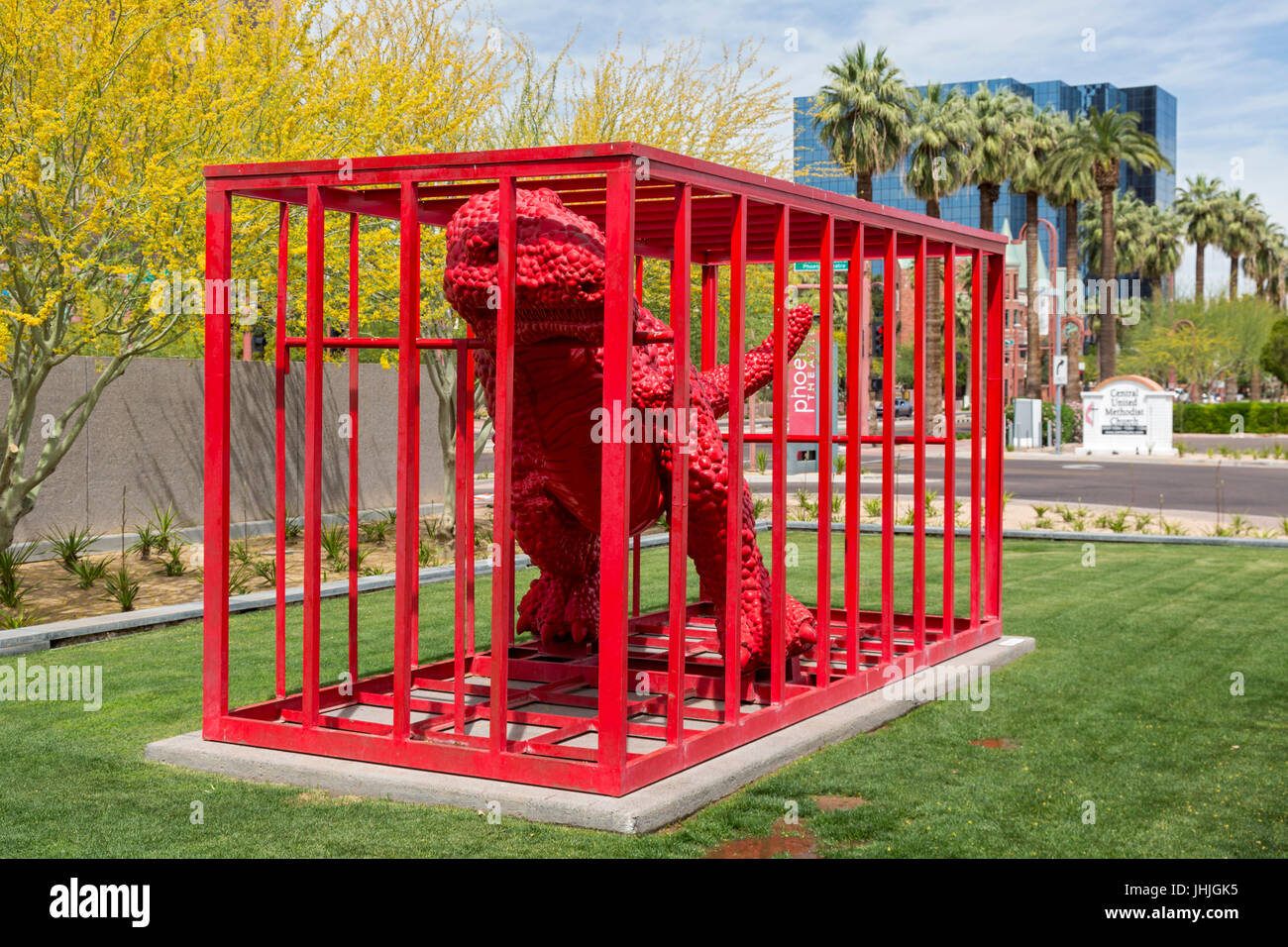 Phoenix, Arizona - rouge un dinosaure dans une cage rouge au Phoenix Art Museum. Banque D'Images